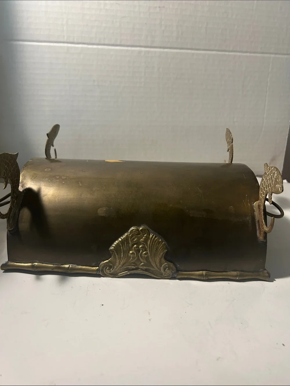 Planter metal with fish legs and lion heads on the side